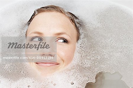 Fille dans un bain moussant