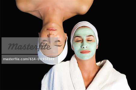 Femmes relaxantes avec des masques du visage