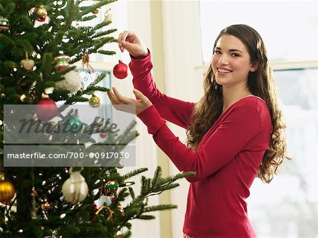 Frau schmücken Weihnachtsbaum