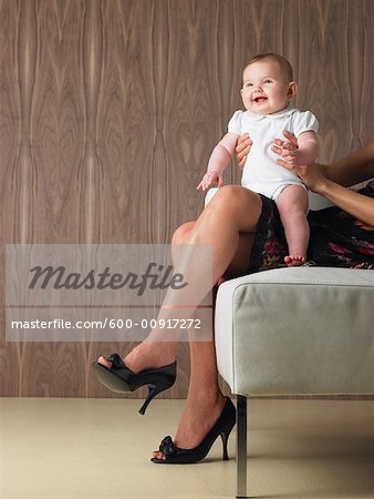 Bébé assis sur les genoux de sa mère
