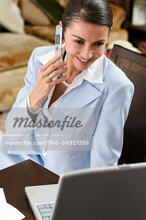 Femme d'affaires sur téléphone portable