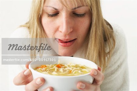 Femme avec soupe poulet et nouilles