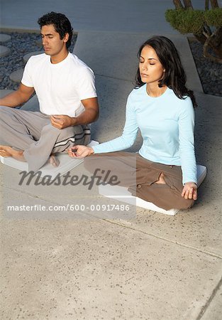 Couple faisant du Yoga
