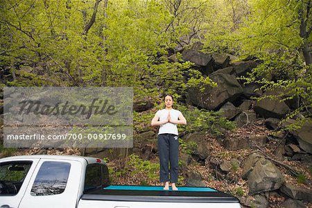 Frau praktizieren Yoga auf Rückseite des LKW