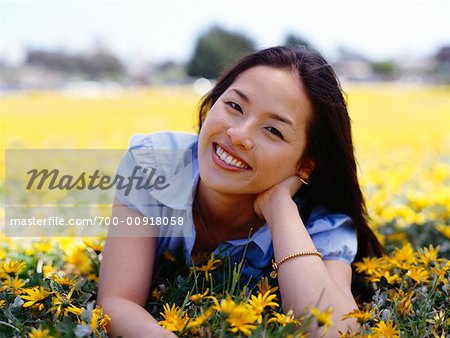 Femme se trouvant dans le champ de marguerites