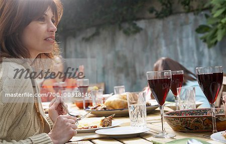 Femme au dîner de famille à l'extérieur