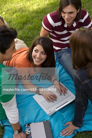 Adolescents étudient ensemble