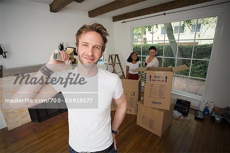 Menschen-Verpackung-Boxen im Haus