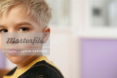 Petit garçon regardant la caméra, portrait