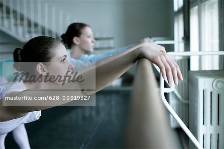 Danseurs de ballet femmes exerçant à un ballet nu