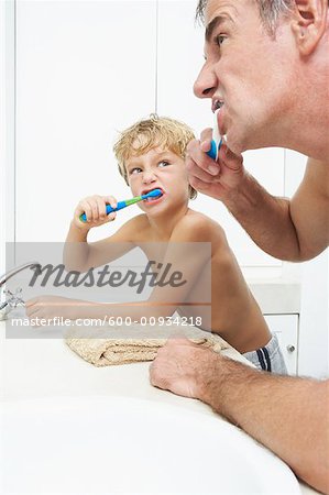 Vater und Sohn, die Zähne putzen
