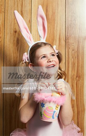 Mädchen gekleidet als Ballerina, Durchführung von Easter Basket