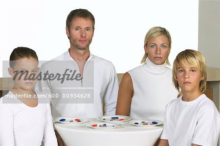 Portrait de famille à Table, prêt à manger des repas de pilules