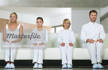 Portrait de famille assis sur le canapé