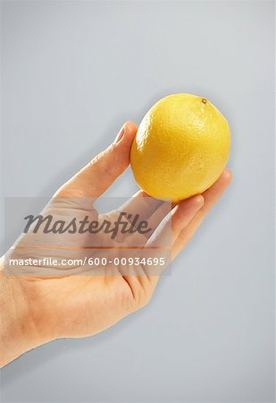 Citron main tenant de la personne