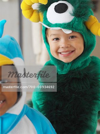 Portrait des enfants habillés en Costume