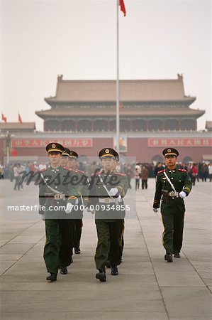 Gardes parcourant une place Tiananmen de Pékin, Chine