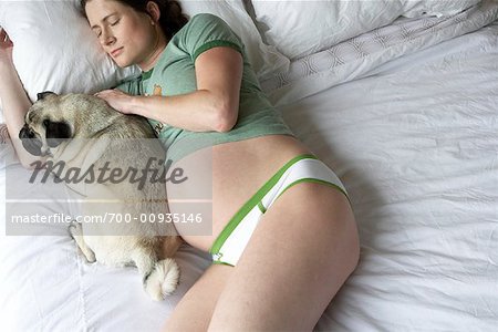 Femme enceinte sur lit