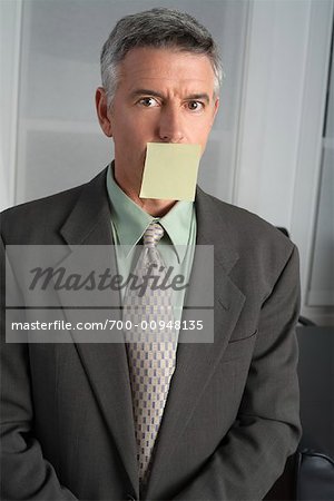 Mann mit Post-It Note über Mund