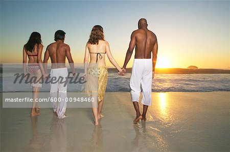 Paare Hand in Hand am Strand