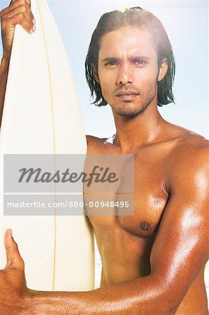 Portrait d'homme avec planche de surf