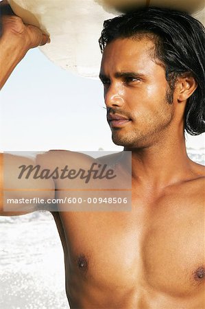 Portrait d'homme avec planche de surf