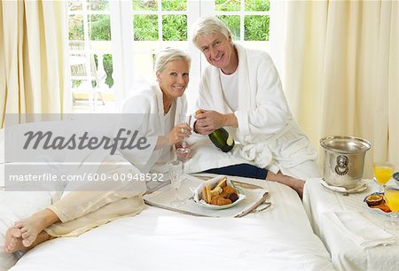 Älteres Paar beim Frühstück im Bett