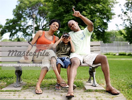 Famille assis sur un banc de parc