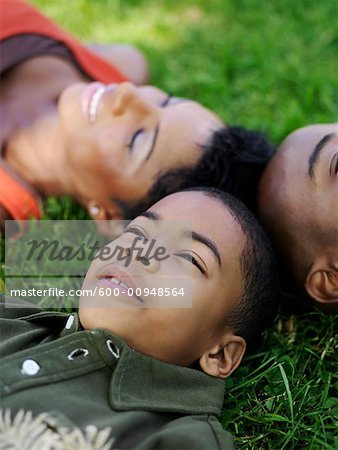 Famille couchée sur l'herbe