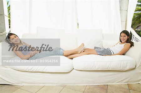 Mädchen auf der Couch liegen
