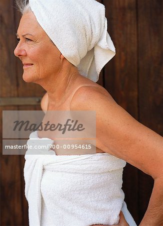 Frau tragen Handtücher