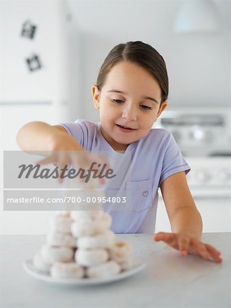 Kleines Mädchen erreichen für Donut