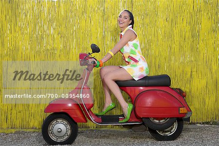 Frau auf Moped
