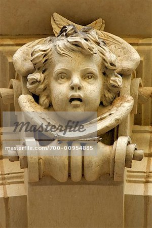 Gros plan de Cherub Sculpture sur l'église, Gendarmenmarkt, Berlin, Allemagne