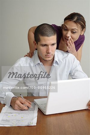 Couple avec ordinateur portable