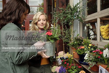 Femme regardant fleurs