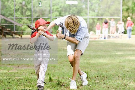Mère et son fils de quitter le terrain de Baseball
