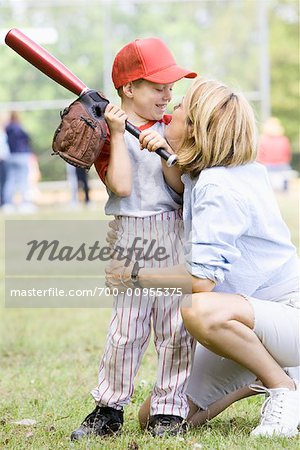 Mère et fils dans le terrain de Baseball