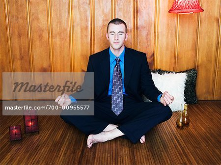 Geschäftsmann tun Yoga