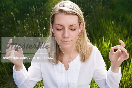 Portrait de femme portant des écouteurs