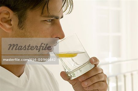 Man Trinkwasser mit Zitrone