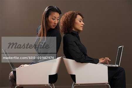 Femmes travaillant sur les ordinateurs portables