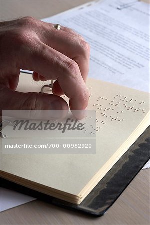 Homme lecture Braille