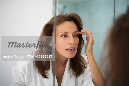 Femme regardant dans le miroir