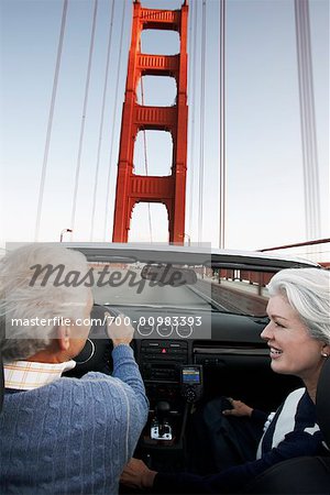 Couple traverse le Golden Gate Bridge, San Francisco, Californie, USA