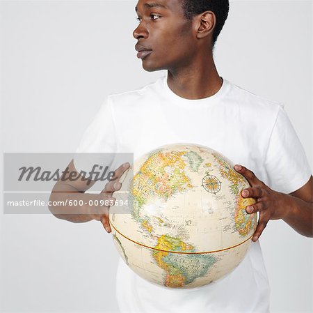 Porträt von Mann, hält Globus