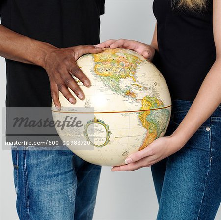 Mains reposant sur le Globe