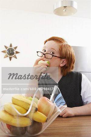 Junge einen Apfel essen