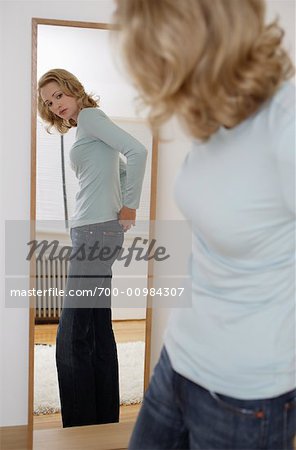 Femme regardant dans le miroir