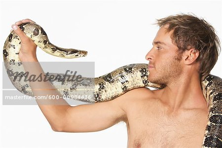 Gros plan de l'homme et le serpent en regardant les uns les autres